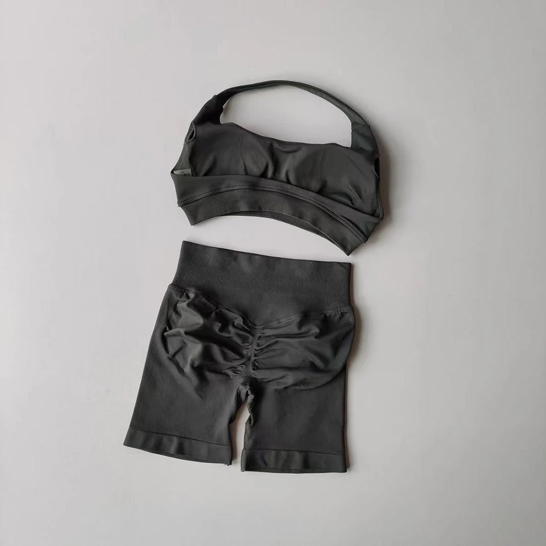 2-Piece Seamless Women’s Yoga Set – Halter Bra & Workout Shorts
