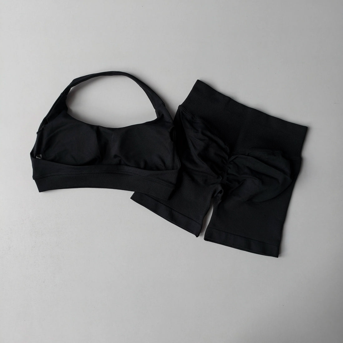 2-Piece Seamless Women’s Yoga Set – Halter Bra & Workout Shorts