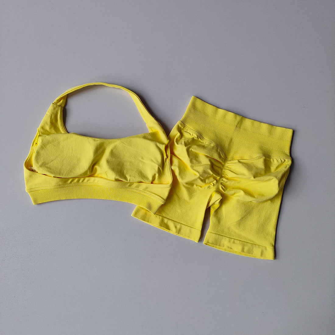 2-Piece Seamless Women’s Yoga Set – Halter Bra & Workout Shorts